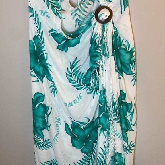 Hawaii Sarong Wrap With Fringe and Wooden Clasp White and Green Tropical Design - Picture 4 of 14